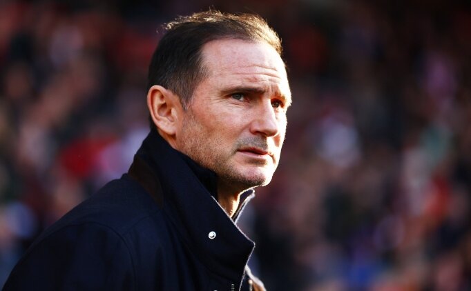 Frank Lampard'� saha ortas�nda kovalad�lar