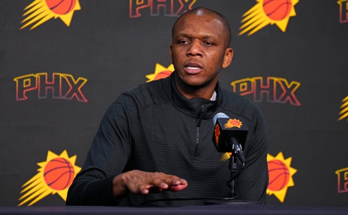 GM Jones, Suns i�in ko� aray���n� s�rd�r�yor