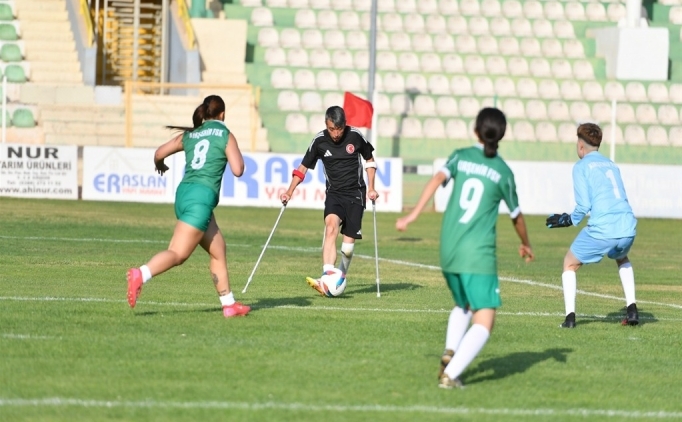 Ampute A Milli Tak�m�, K�r�ehir Kad�n Futbol Tak�m� ile kar��la�t�