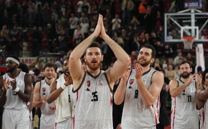 Kar��yaka'da iki oyuncu bitiyor