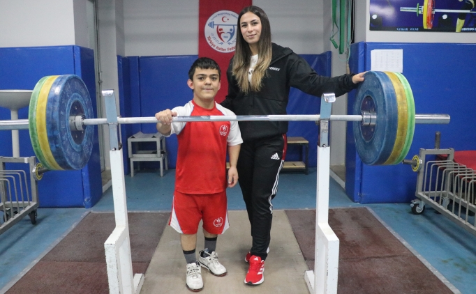 Hidrosefali ve akondroplazi hastas� Hasan, d�nya �ampiyonlu�unu hedefliyor