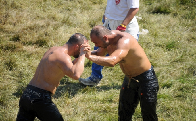 K�rkp�nar'da favori ba�pehlivanlar rakiplerini yenerek son 16'ya kald�