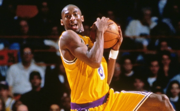 Kobe'nin ilk ma��nda giydi�i forma, rekor fiyata sat�ld�