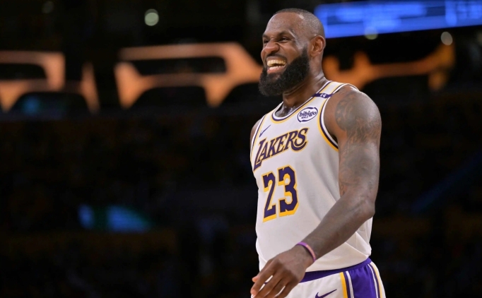 LeBron takas edilmeyecek, Lakers'ta kalmaya kararl�