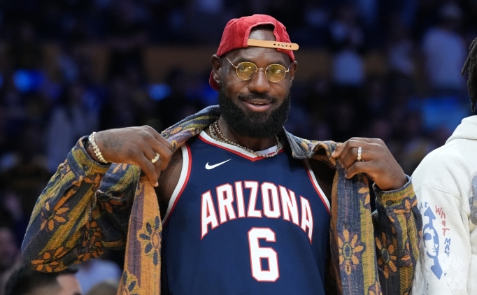 LeBron James, geri d�n�� s�recinde Lakers'a yeniden kat�ld�