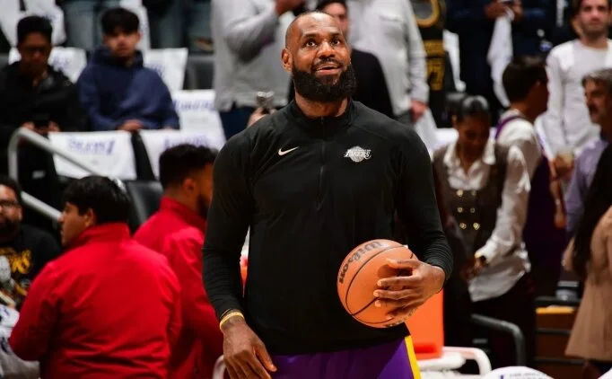 LeBron, 52 milyon dolara Lakers'ta devam karar� ald�!