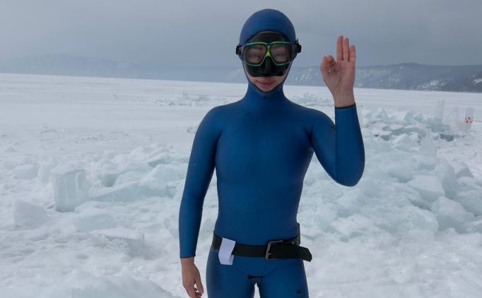 Milli sporcudan fark�ndal�k i�in buz alt� dal���