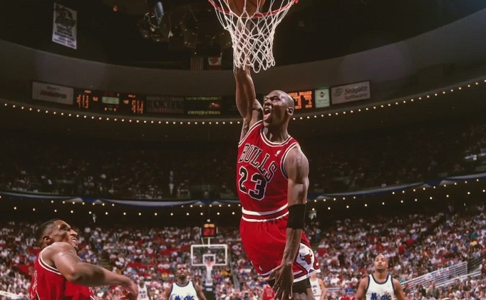 Michael Jordan, NBC'nin NBA yay�n ekibine kat�l�yor!