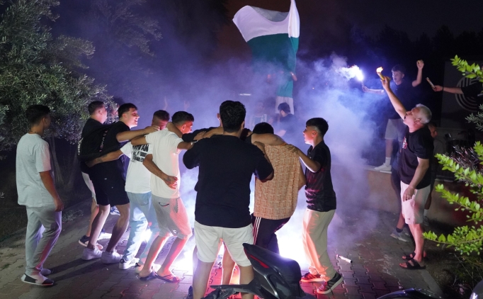 Mu�laspor taraftarlar�ndan me�aleli destek!