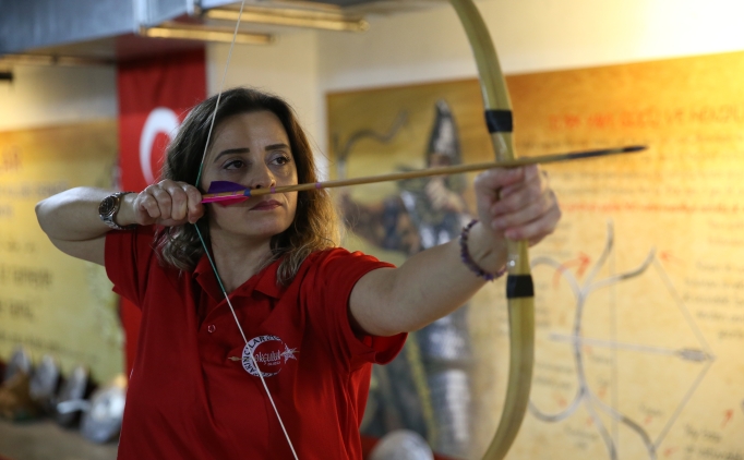 Senem �elik, engelli �ocuklara umut oluyor