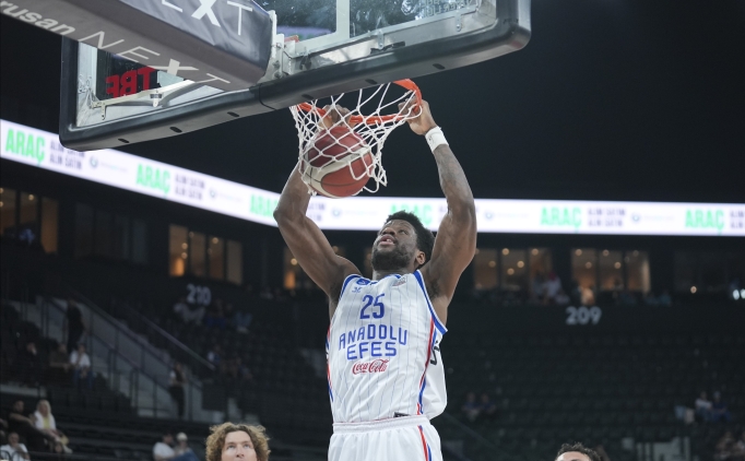 Anadolu Efes, ABD'li basketbolcu Daniel Oturu ile yollar�n� ay�rd�