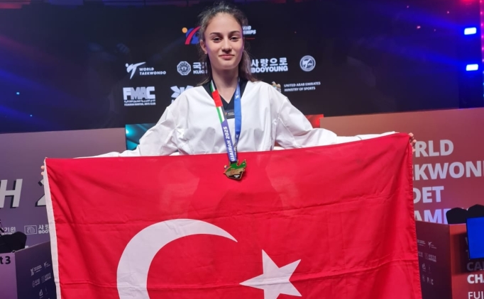 D�nya Y�ld�zlar Tekvando �ampiyonas�'nda Sena Y�lmaz alt�n madalya kazand�