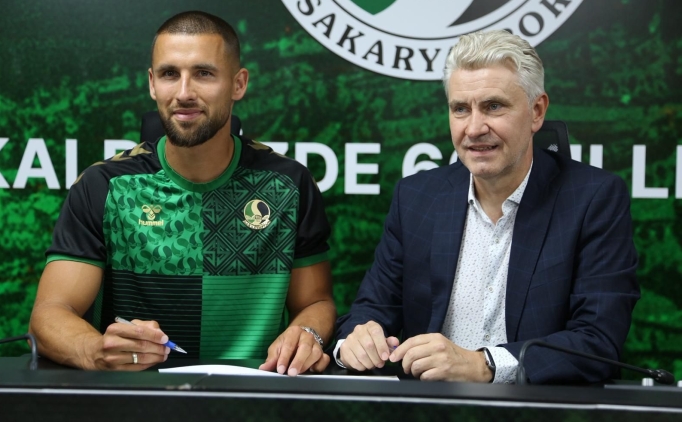 Sakaryaspor yeni golc�s�n� tan�tt�!