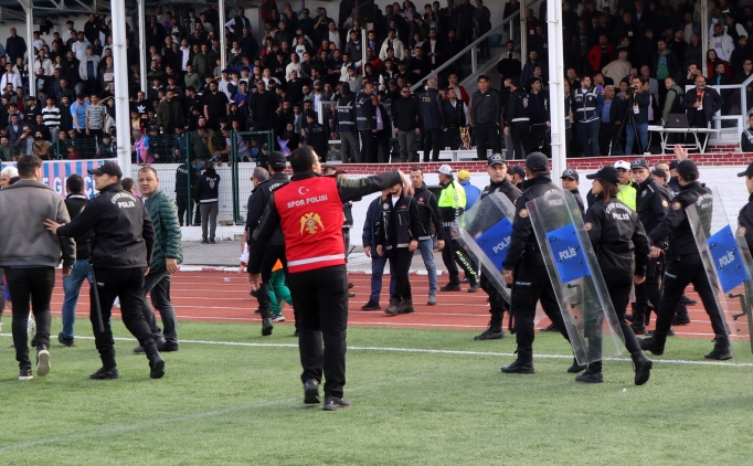 �ampiyonluk ma��nda futbolcular�n kavgas�n� polis ay�rd�