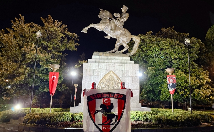 Samsunspor taraftar, AEK ma ncesi Atatrk Ant'nda nbet tuttu