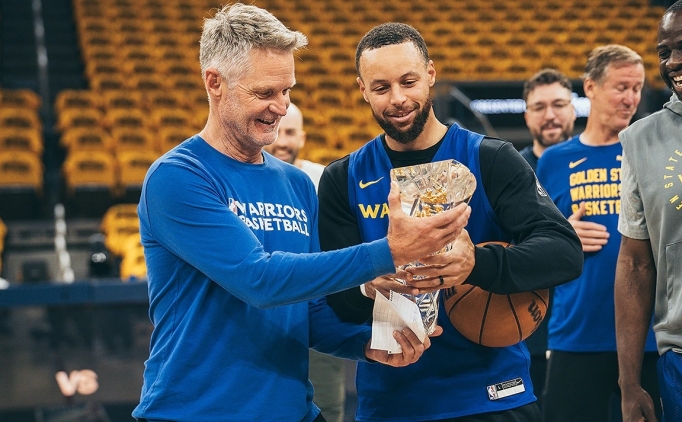 Curry, 2024-25 Twyman-Stokes Y�l�n Tak�m Arkada�� �d�l�n� kazand�