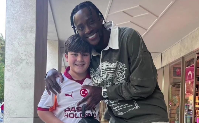Tammy Abraham'dan Galatasarayl� minik taraftarla poz!