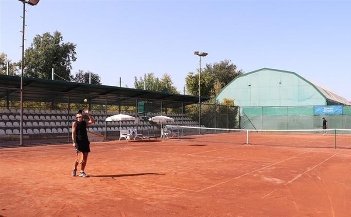 Kortlar�n dahi olmad��� I�d�r, tenisin yeni adresi oldu