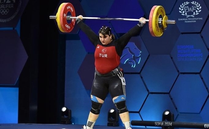 Milli halterci Fatmag�l �evik, gen�ler d�nya �ampiyonu oldu