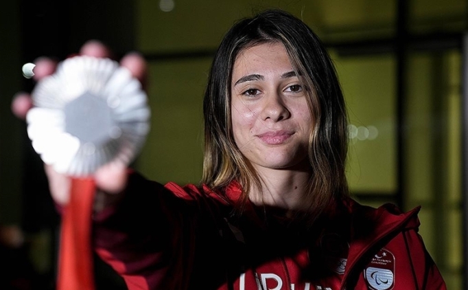 Milli atlet Aysel �nder, d�nya rekoru k�rarak Avrupa �ampiyonu oldu