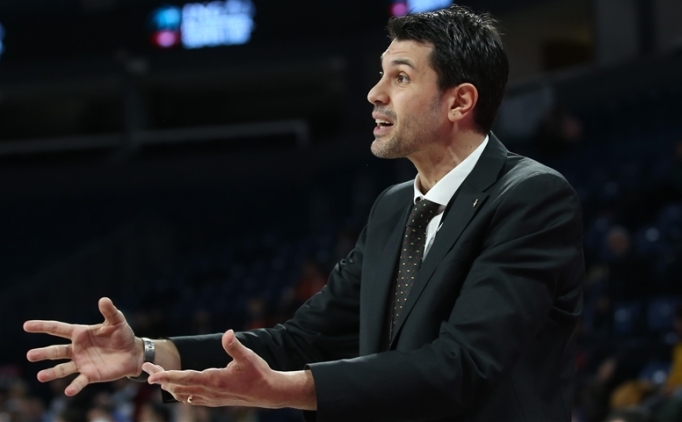 Anadolu Efes, Cenk Akyol'u Gen� Tak�m antren�rl���ne getirdi