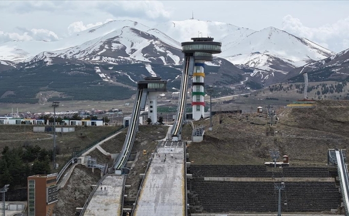 Trkiye'nin tek kayakla atlama kulelerinin pistleri ahapla yenileniyor