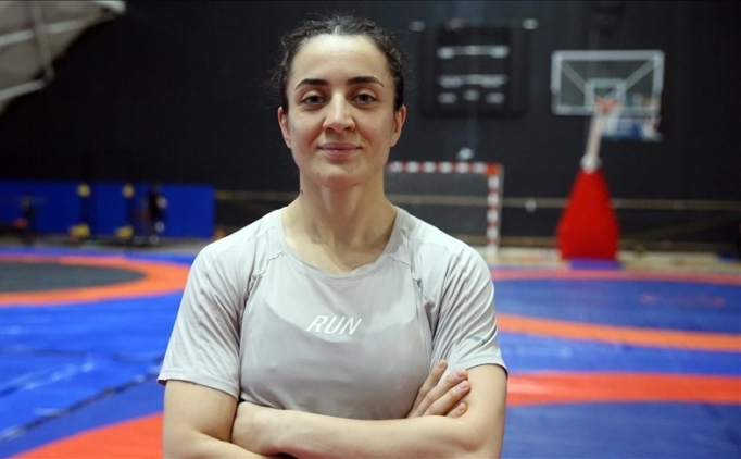 Evin Demirhan Yavuz ve Bediha G�n'den g�m�� madalya