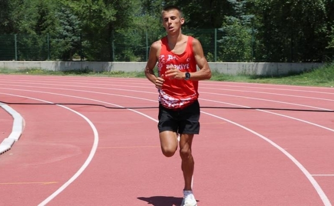 Milli atlet O�uz Uyar, 200 metrede b�y�kler salon T�rkiye rekoru k�rd�