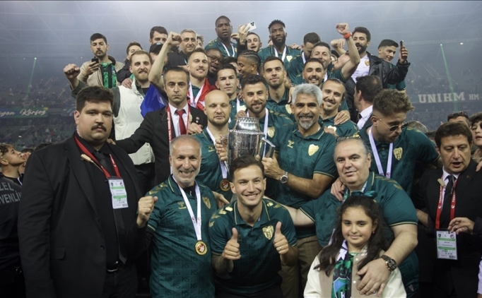 S�per Lig'e y�kselen Kocaelispor, �ampiyonluk kupas�n� ald�