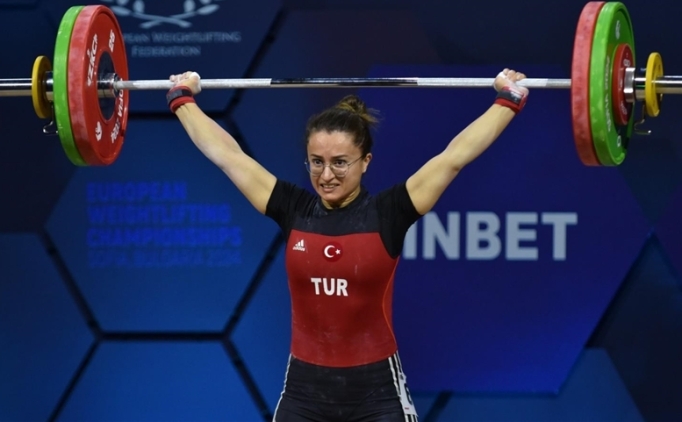 Milli halterci Aysel �zkan, Avrupa 2'ncisi oldu