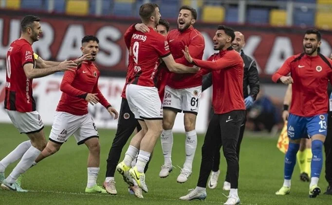 Gen�lerbirli�i'nde g�zler sahada ak�llar �stanbul'da olacak