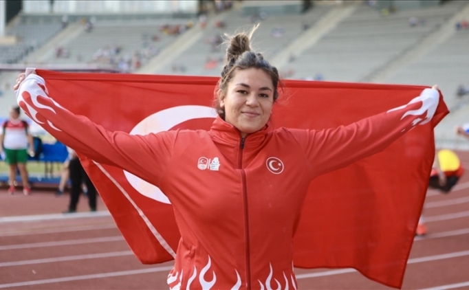 Milli atlet zlem Becerek'ten Dnya Yaz niversite Oyunlar'nda altn madalya