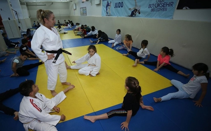 Olimpiyatlarda tarihe ge�en H�lya �enyurt, yeni judocular yeti�tiriyor