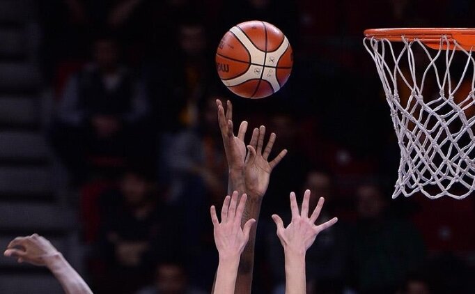 �talya'da gen�ler basketbol ma��nda siyahi bir oyuncuya �rk�� hakaret