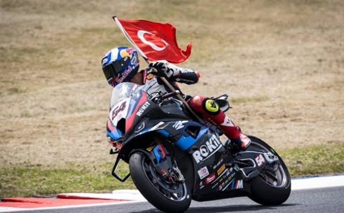 Toprak Razgatl�o�lu, �talya'da podyum pe�inde