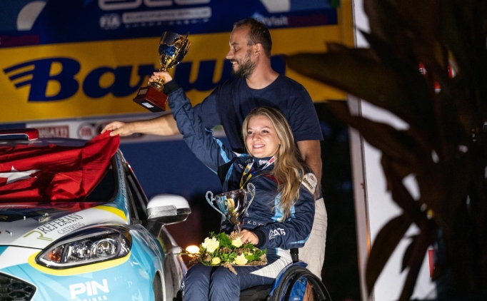 T�rkiye'nin ilk engelli kad�n pilotu podyuma ��kt�!