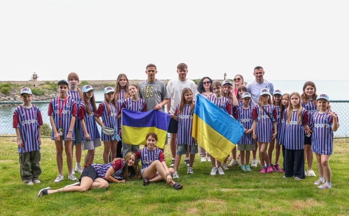 Trabzonspor'un Ukraynal� futbolcular�, sava� ma�duru �ocuklarla bir araya geldi