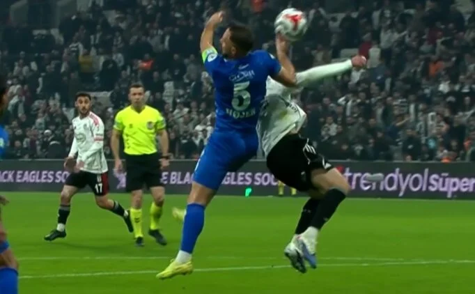 Be�ikta�'tan devre aras� tepki: 'Tiyatro devam ediyor'