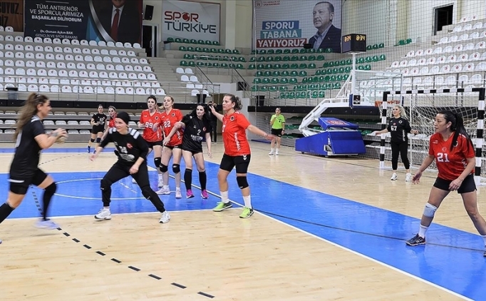 Veteran kad�n hentbolcular, hemcinslerine �rnek olmak i�in sahada ter d�k�yor