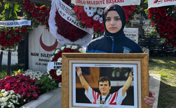 Naim S�leymano�lu, vefat�n�n 8. y�l�nda kabri ba��nda an�ld�