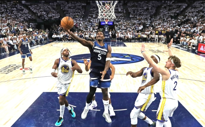 Wolves, Curry'siz Warriors'� farkl� ge�erek seriyi 1-1 yapt�!