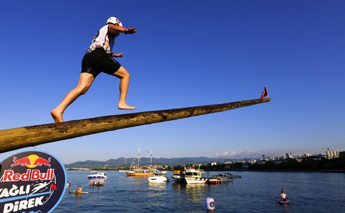 Ya�l� dire�in ucundaki T�rk bayra��na ula�mak i�in m�cadele ettiler