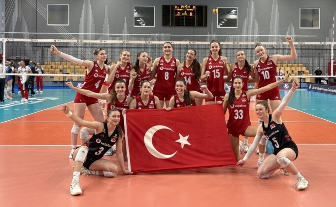 T�rkiye 18 Ya� Alt� Kad�n Milli Voleybol Tak�m� grubu nama�lup bitirdi