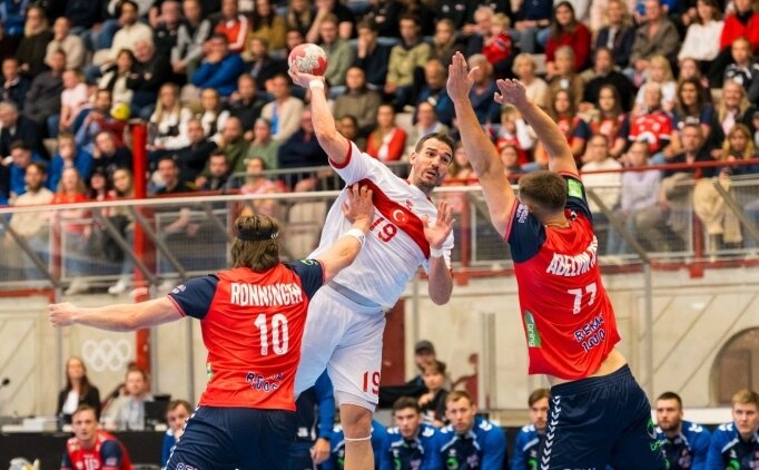 Milliler, D�nya �ampiyonas� hayalini zora soktu