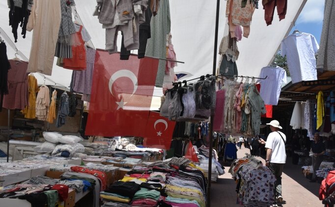 G�m��hane A Milli Futbol Tak�m�'na destek i�in T�rk bayraklar�yla donat�ld�