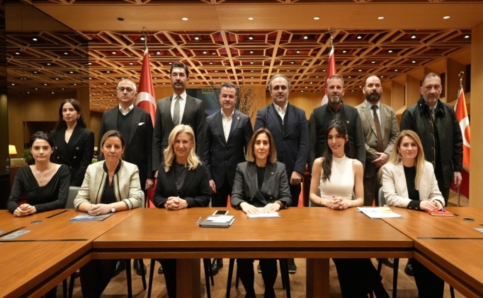 Kad�n futbol i�in devasa ad�m 