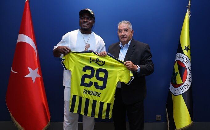 Emenike'den Fenerbah�e'ye ziyaret: 'Biz b�y�k bir aileyiz'