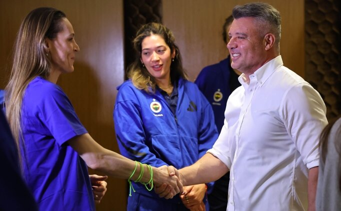 Sadettin Saran, kad�n voleybolcularla bir araya geldi