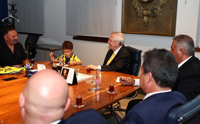 Minik taraftar G�ktu�, Aziz Y�ld�r�m ile bulu�tu