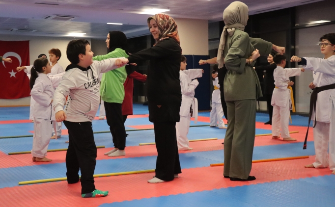 Erzincan'da sa�l�kl� ya�am i�in �ocuklar anneleriyle karate yap�yor